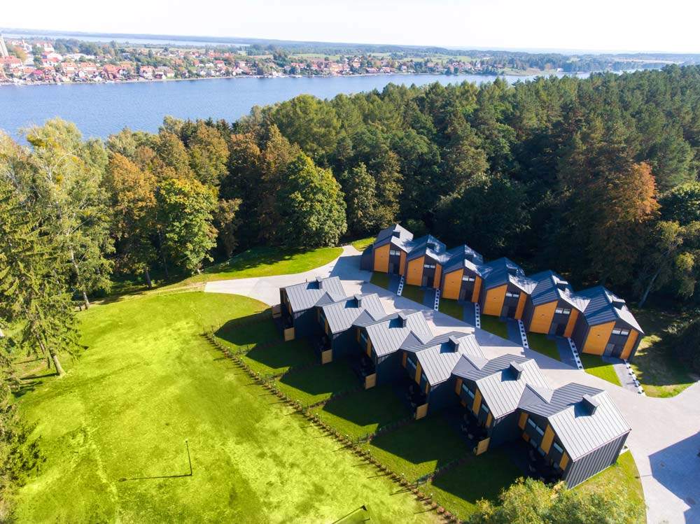 Plaże nad jeziorami na Mazurach – przewodnik po najpiękniejszych kąpieliskach 34 enklawa mikolajki 6osobowe img 1